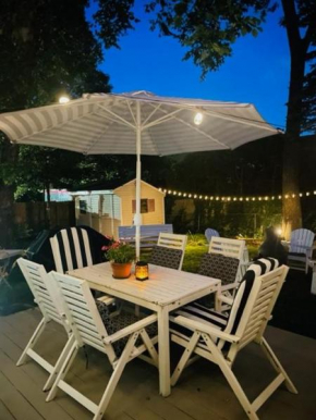 Sea Cliff Charm: 5 Mins to Beach, Firepit